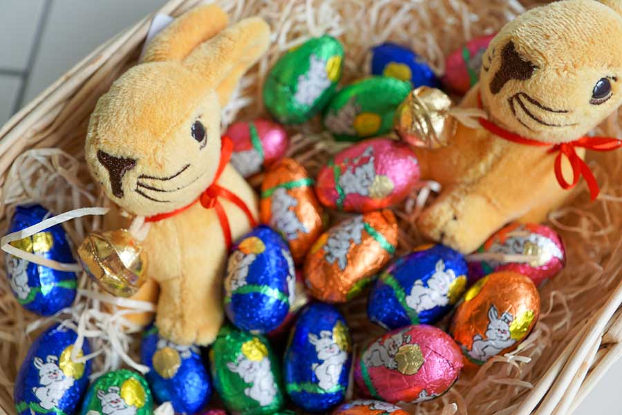 Selon la dose et le type de chocolat ingéré, des symptômes graves peuvent apparaître, parmi lesquels: signes neurologiques ou troubles cardiaques.